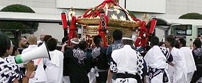激しい神輿揉みが始まる。'13.07.20.