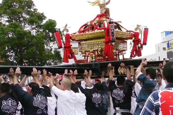 姉ヶ崎駅前での激しい神輿揉み。'13.07.20.