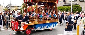 神輿先導するお囃子屋台は全てトラクター仕様。'13.07.20.