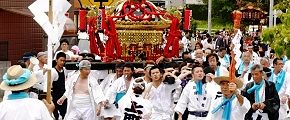 御神宝の太刀かざす若宮。'13.07.20.