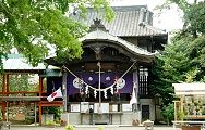 宮入待つ八幡神社の社殿。'13.07.14.