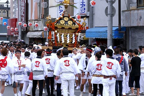 手拍子で鼓舞される担ぎ手達。'13.07.14.