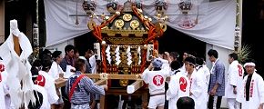 神輿に集まる担ぎ手達。'13.07.14.