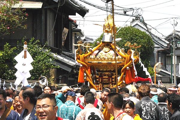 じりじり焼き付ける炎天下で渡御開始。'13.07.07.