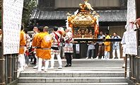 鳥居前路上で神事。'13.07.07.