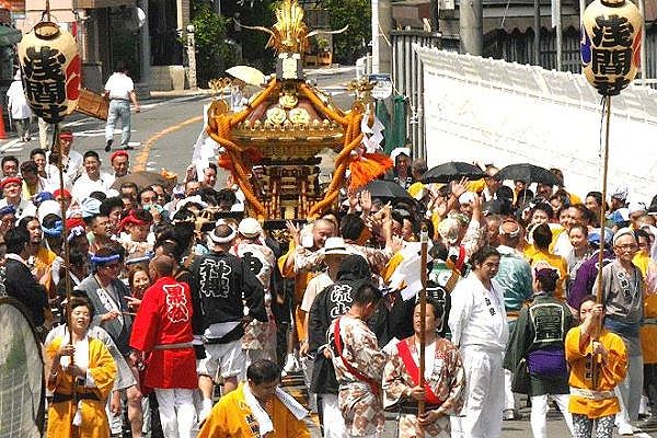 猛暑の中を浅間神社の熱気の渡御。'13.07.07.