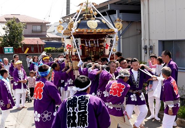 農道の名残の細い路地中を渡御。'14.04.27.