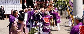 渡御路の清め。'14.04.27.