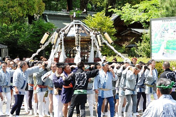 東参道入り口までの宮出し。'13.05.12.