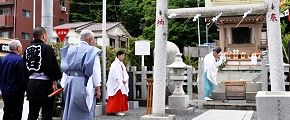 狭い水戸黄門神社。'13.05.12.