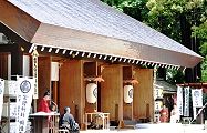 戦災で焼失の社殿を昭和38年再建。'13.05.12.