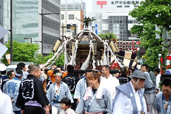 八角神輿が悠然と担がれてくる。'13.05.12.
