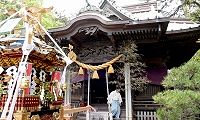 2本の鈴緒と透かし欄間。'14.04.29.