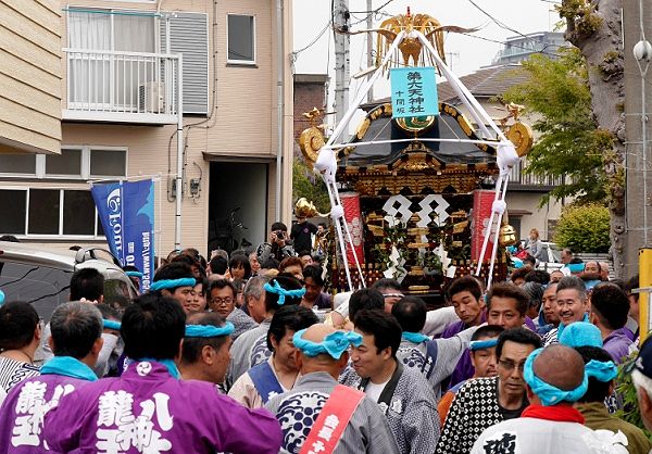 細い路地中を大鈴シャランしゃらん。'14.04.29.