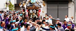 路地中をジワリと前進。'14.04.29.