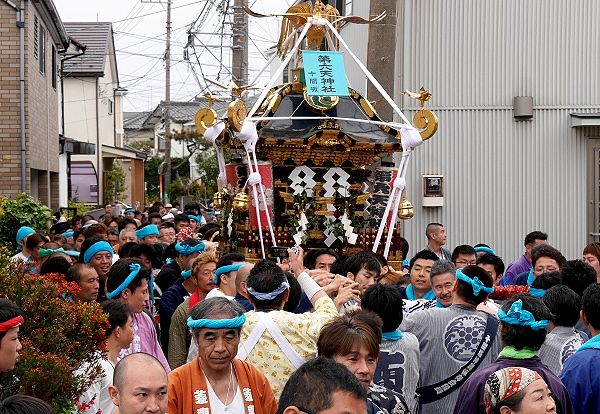 細い路地を次ぎの休息所へと。'14.04.29.