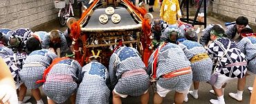 下げて差し上げの神輿揉み。'14.06.21.