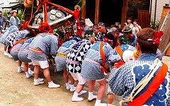 宮出しの神輿揉み。'14.06.21.