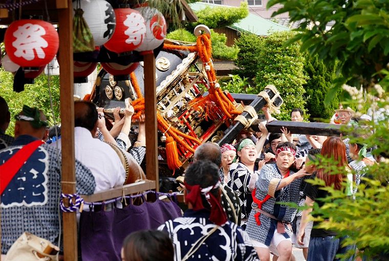 彦倉旧道での神輿揉み。'14.06.21.