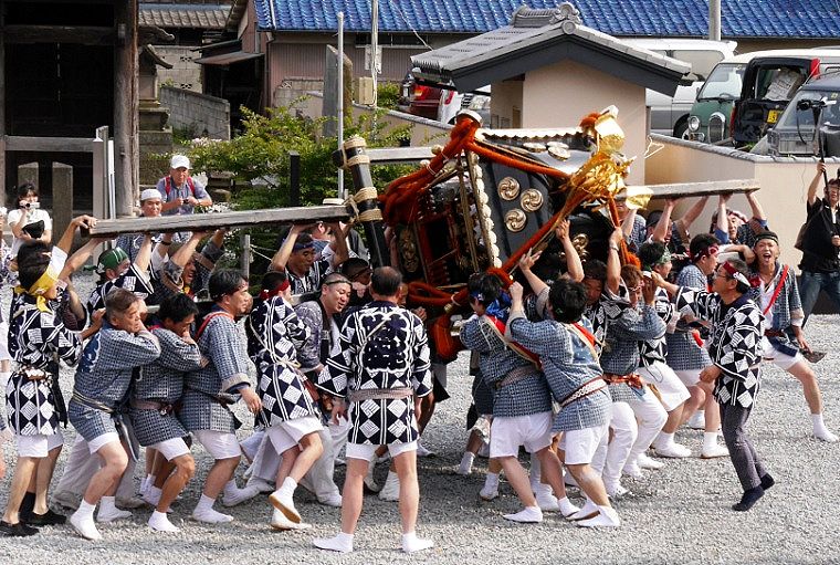あおれ!アオレ!の掛け声で激しい神輿揉み。'14.06.21.