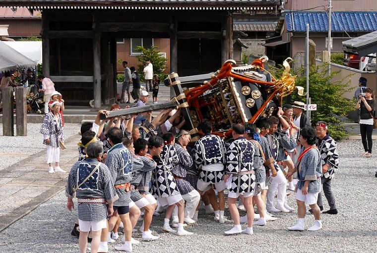 倒し続けながら境内を旋回。'14.06.21.