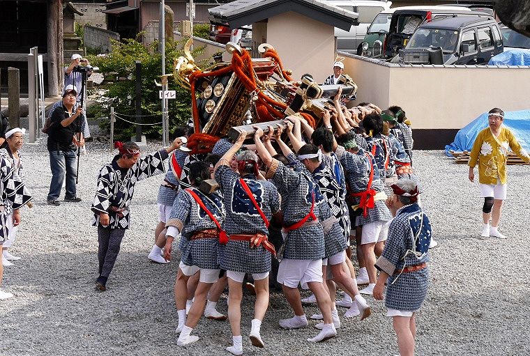 差し上げ倒したまま大旋回。'14.06.21.