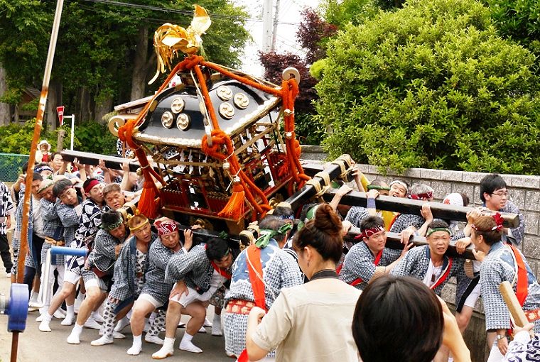 しゃがみ込む神輿揉み。'14.06.21.