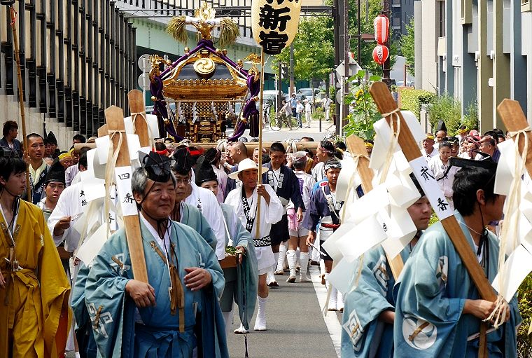孔雀神輿を7人の社人が先導する。'14.08.03.