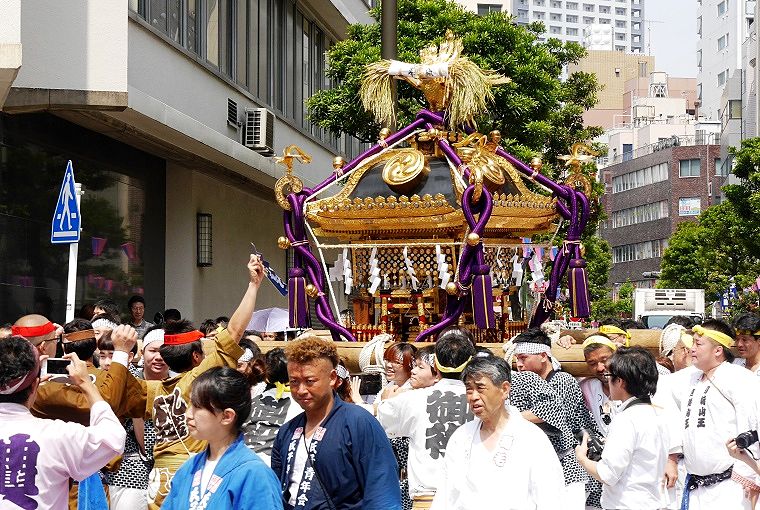 神輿責任者は扇子で担ぎ手達に指図。'14.08.03.
