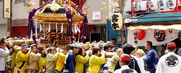 お神酒所に近かづく。'14.08.03.