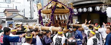 お神酒所前へと前進。'14.08.03.