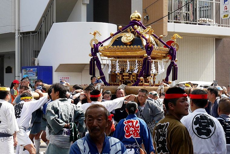 孔雀神輿に続いて玉神輿。'14.08.03.