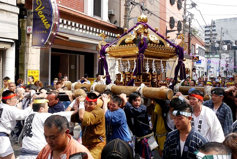 渡御中は左右に神輿揉み。'14.08.03.