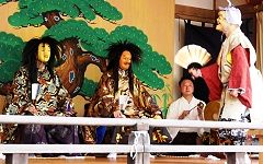 舞殿で奉納の里神楽。'14.08.17.