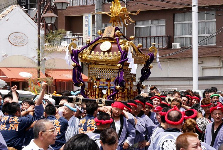 胴に晒巻き渡御する大神輿。'14.07.06.