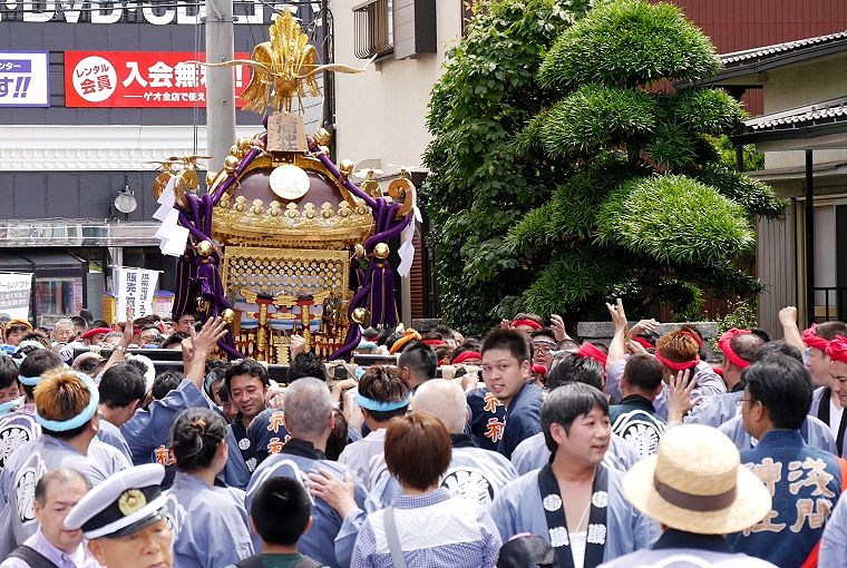 暑さに負けるなと鼓舞し合う担ぎ手達。'14.07.06.