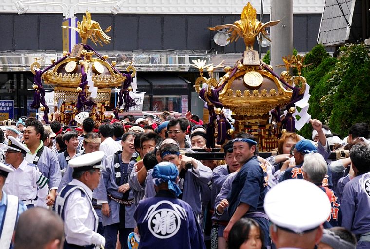 中神輿と大神輿がバス通りから入り込む。'14.07.06.