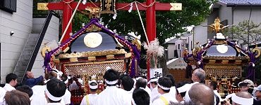 八幡神社鳥居脇の台座4尺7寸はレンタル神輿。'14.10.12.
