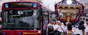 行徳街道を循環バス2台が通過。'14.10.12.