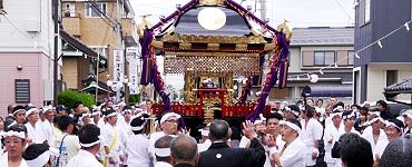 行徳揉みのの為に街道中央に出る。'14.10.12.