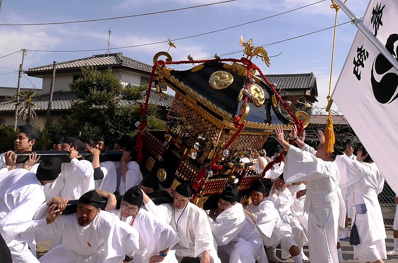 瓔珞付けての神輿振りご披露。'15.03.28.