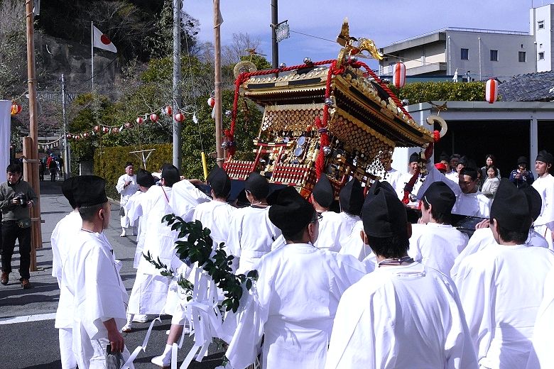 参道前での神輿振り。'15.03.28.