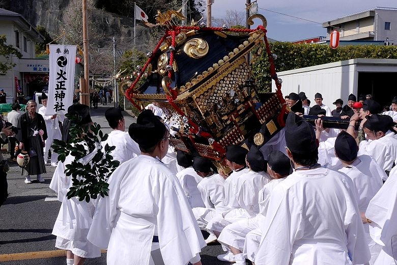 ゆったりと左右に神輿振り。'15.03.28.