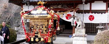 社殿と大神輿。'15.03.28.