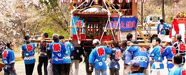 境内から脇参道へ。'15.03.29.