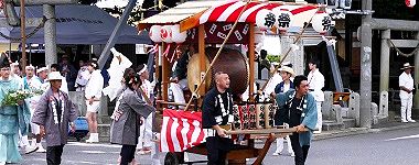 gion-jinjya-dasi.jpg(28688 byte)