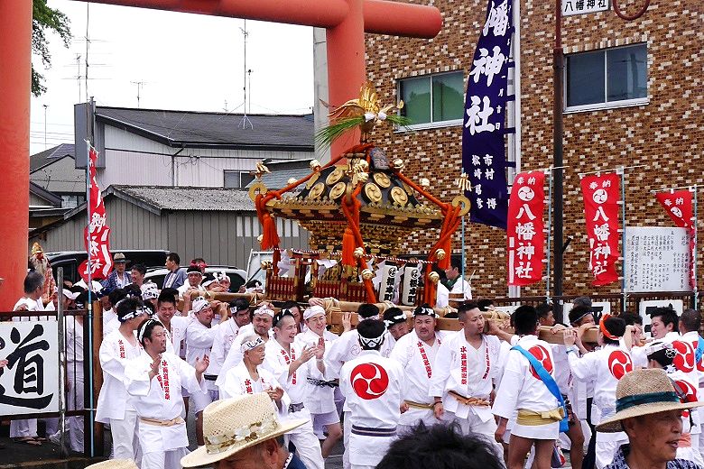 参道前の大鳥居下から宮出し。'15.07.18.