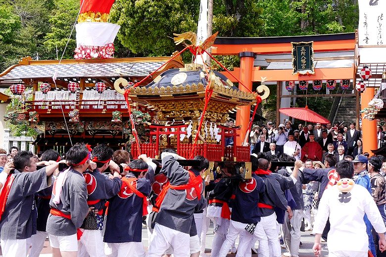 鳥居下での神輿揉み。'15.04.29.