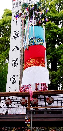 山車中央に独特な御神木を立てる。'15.04.29.
