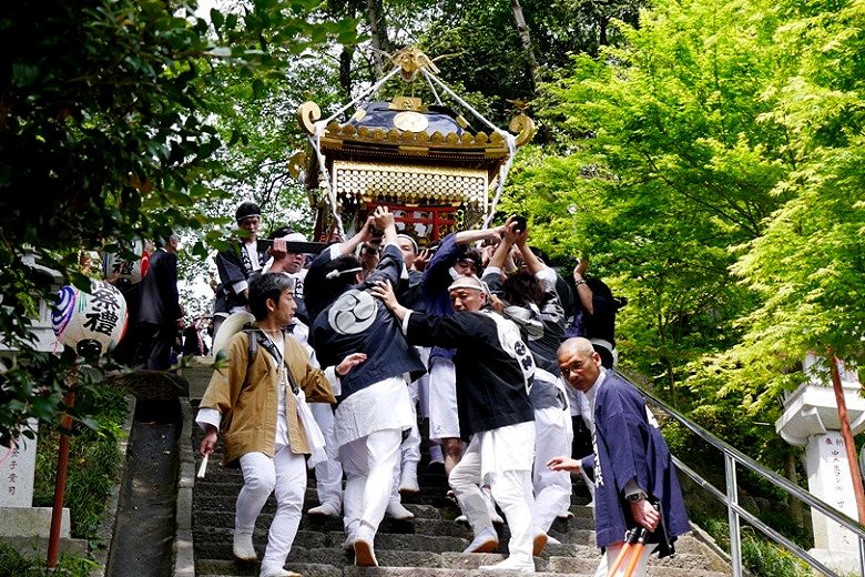白神輿の石段降り。'15.04.29.